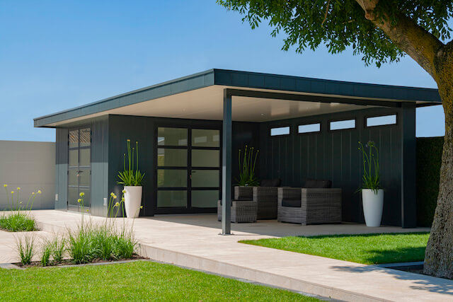 Iso bella tuinhuis met overkapping bij grasveld