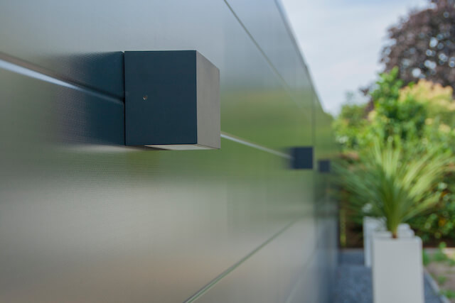 Hermes schutting met closeup op verlichting