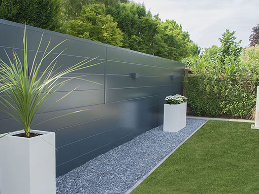 Iso bella hermes antracieten schutting met witte plantenbakken