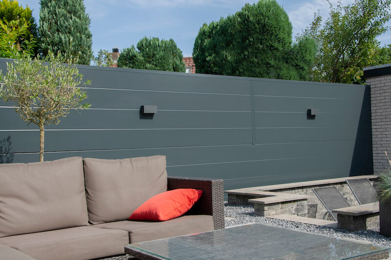 Schutting antraciet met spotjes - Iso-bella.nl