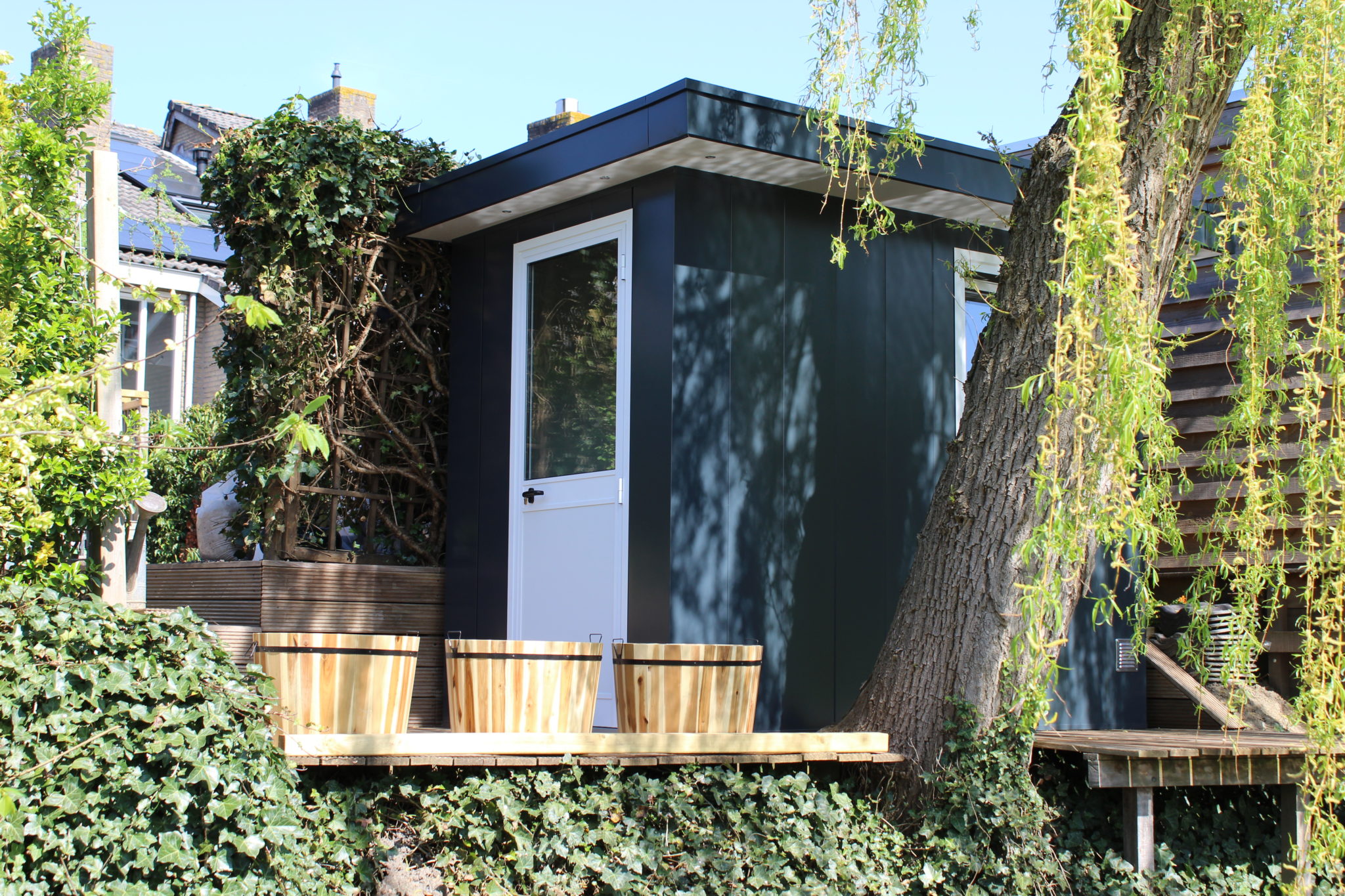 Tuinhuis met overstek