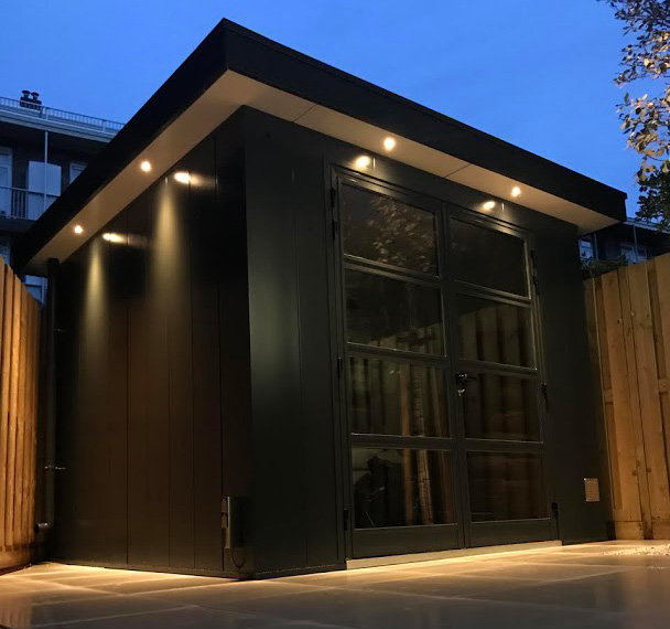 Isobella hermes tuinkantoor in het donker