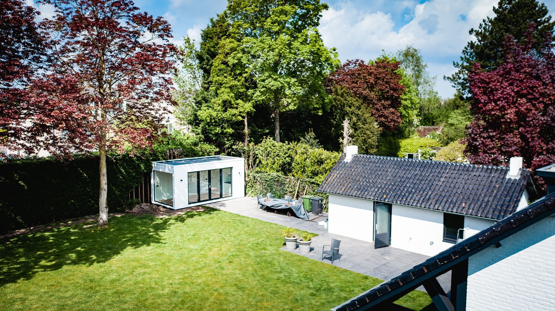 Iso-Bella - Tuinkantoor - wit - (1) Vivlux gastenverblijf met lamellen overkapping